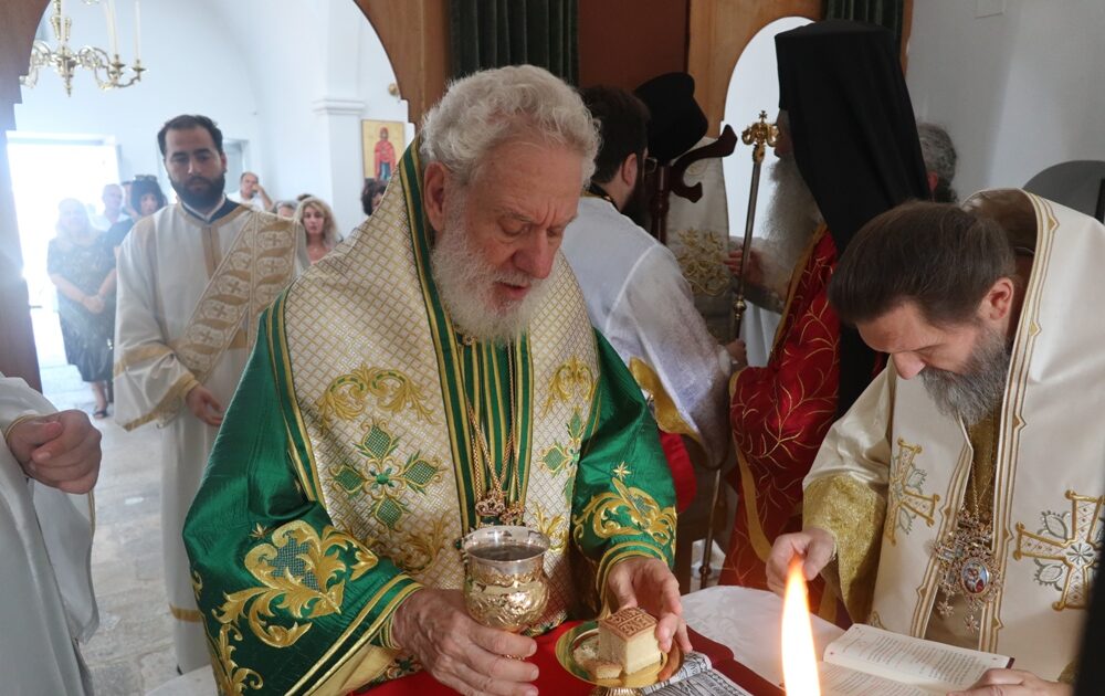 Αrchieratiki-thia-litourgia-se-nao Αρχιερατική Θεία Λειτουργία σε Ναό της οικογένειας Μαρτίνου