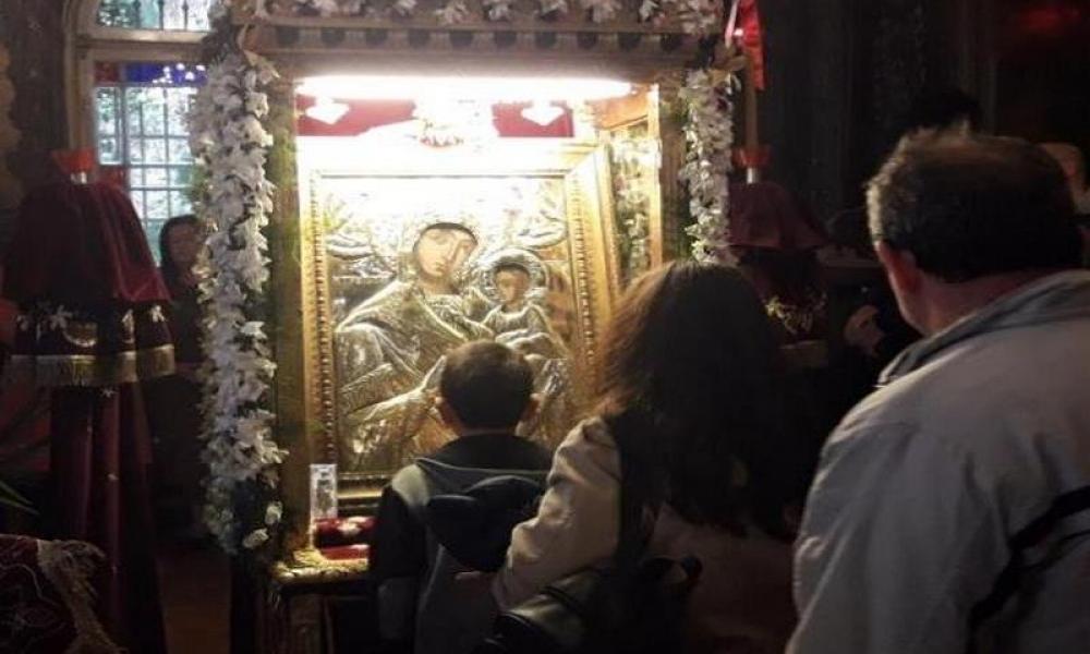 Αspazomaste-tis-ikones-meta-ti Ασπαζόμαστε τις Εικόνες μετά τη Θεία Κοινωνία (βίντεο)