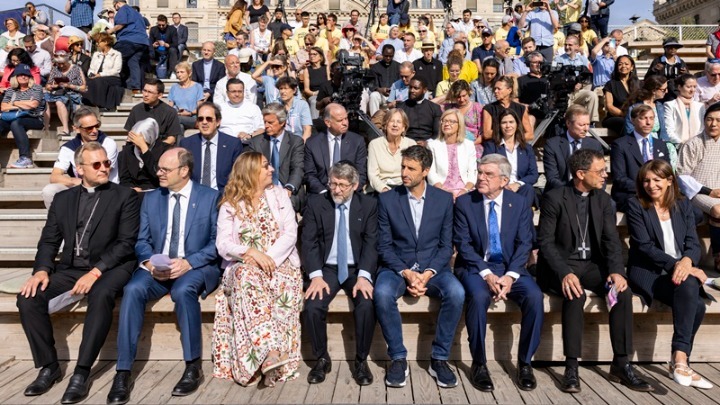 Διαθρησκειακή έκκληση για ειρήνη μπροστά από την Παναγία των Παρισίων