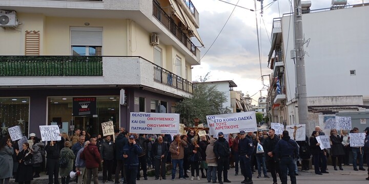 Δυναμική παρουσία πιστών στη διαμαρτυρία προς τον Οικουμενικό Πατριάρχη Βαρθολομαίο