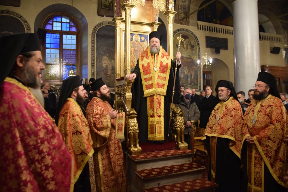 Εσπερινός προς τιμήν των Τριών Ιεραρχών στα Τρίκαλα (ΦΩΤΟ)