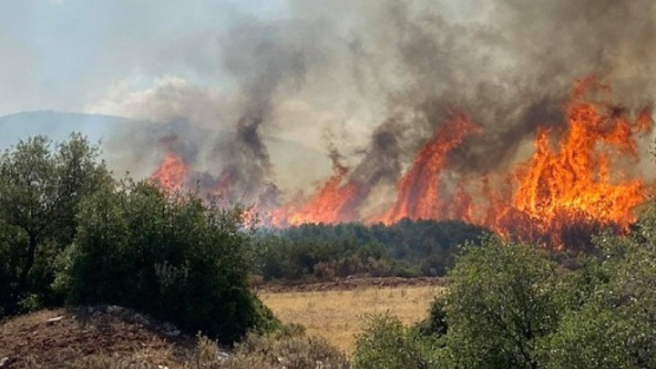 enischithikan-i-epigies-ke-enaeries Ενισχύθηκαν οι επίγειες και εναέριες δυνάμεις στη φωτιά της Κερατέας