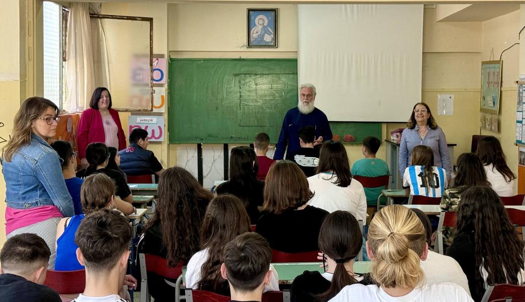 episkepsi-tou-mitropoliti-iliou-sto Επίσκεψη του Μητροπολίτη Ιλίου στο 8ο Γυμνάσιο Ιλίου