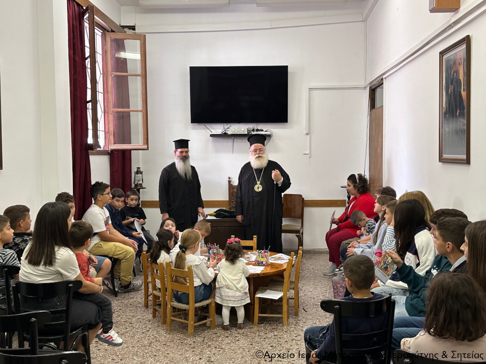 episkepsi-tou-mitropoliti-kirillou-stin Επίσκεψη του Μητροπολίτη Κυρίλλου στην Κατηχητική Σύναξη του Ιερού Καθεδρικού Ναού Αγίας Φωτεινής Ιεράπετρας