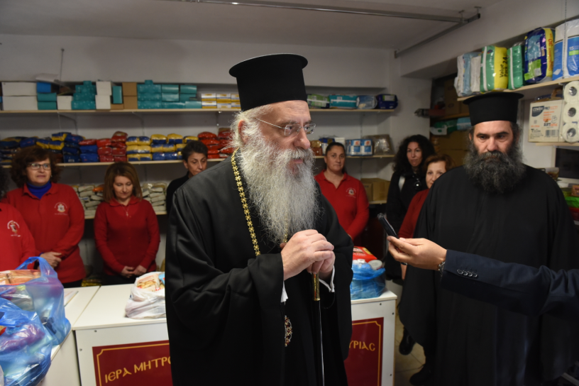episkepsi-tou-mitropoliti-mantinias-sti Επίσκεψη του Μητροπολίτη Μαντινείας στη δομή “Το καλάθι του φτωχού αδελφού”
