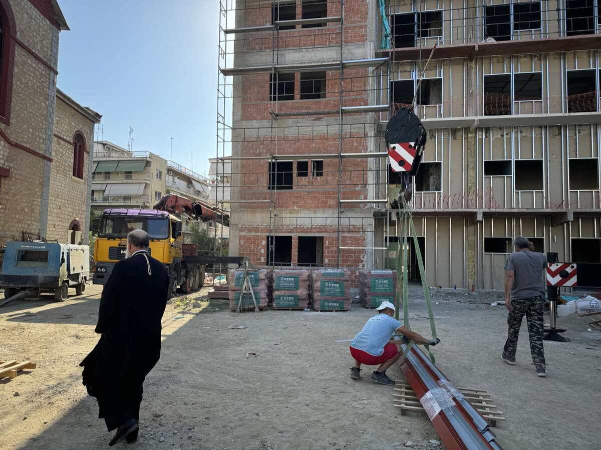 Eπίσκεψη του Μητροπολίτη Θεσσαλιώτιδος στο υπό ανακαίνιση Κέντρο Κοινων. Δραστηριοτήτων της Μητροπόλεως