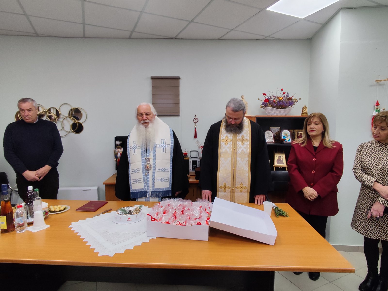 evlogia-vasilopitas-stis-diefthinsis-Αthmias Ευλογία Βασιλόπιτας στις Διευθύνσεις Α/θμιας και Β/θμιας Εκπαίδευσης Βοιωτίας