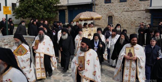 Οι Αγιορείτες έκαναν λιτανεία και άρχισε να βρέχει (Βίντεο)