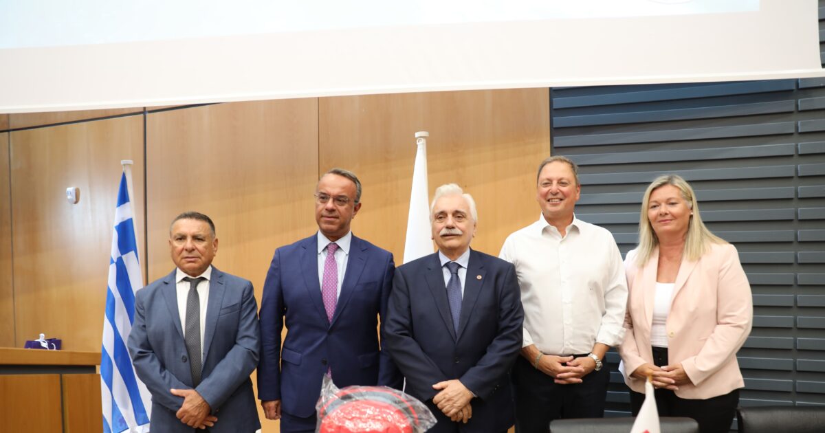 i-Helleniq-Energy-prosefere-11 Η Helleniq Energy προσέφερε 11 υπερσύγχρονους απινιδωτές στον Ελληνικό Ερυθρό Σταυρό