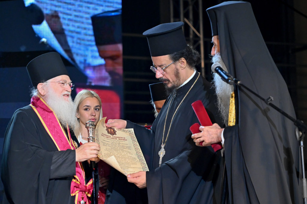 Η ύψιστη τιμητική διάκριση της Μητροπόλεως Πειραιώς στον Καθηγούμενο της Ι.Μ.Μ. Βατοπαιδίου