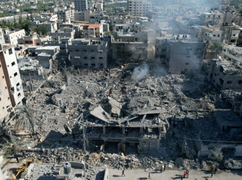 i-israilini-isopedonoun-tin-poli Οι Ισραηλινοί ισοπεδώνουν την Πόλη της Γάζας, οικογένειες ψάχνουν καταφύγιο