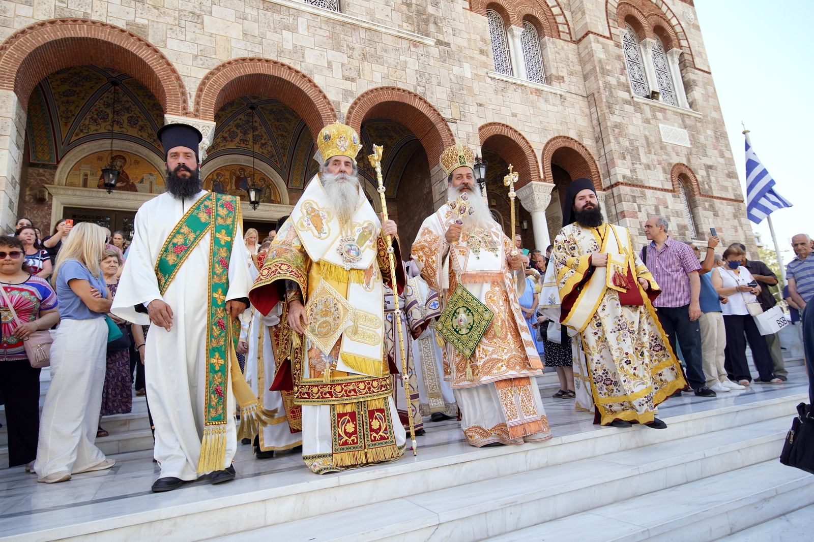 i-lampri-iera-panigiris-tou Η λαμπρή Ιερά πανήγυρις του Καθεδρικού Ιερού Ναού Αγίας Τριάδος Πειραιώς.