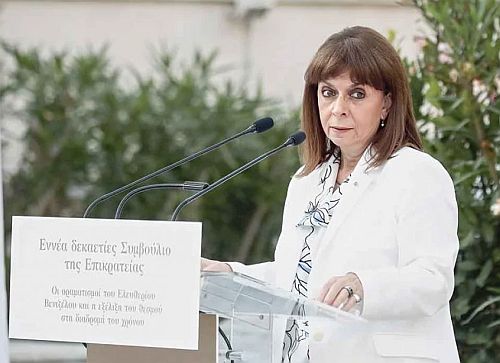 i-proedros-tis-dimokratias-ke Η Πρόεδρος της Δημοκρατίας και το ίνδαλμά της