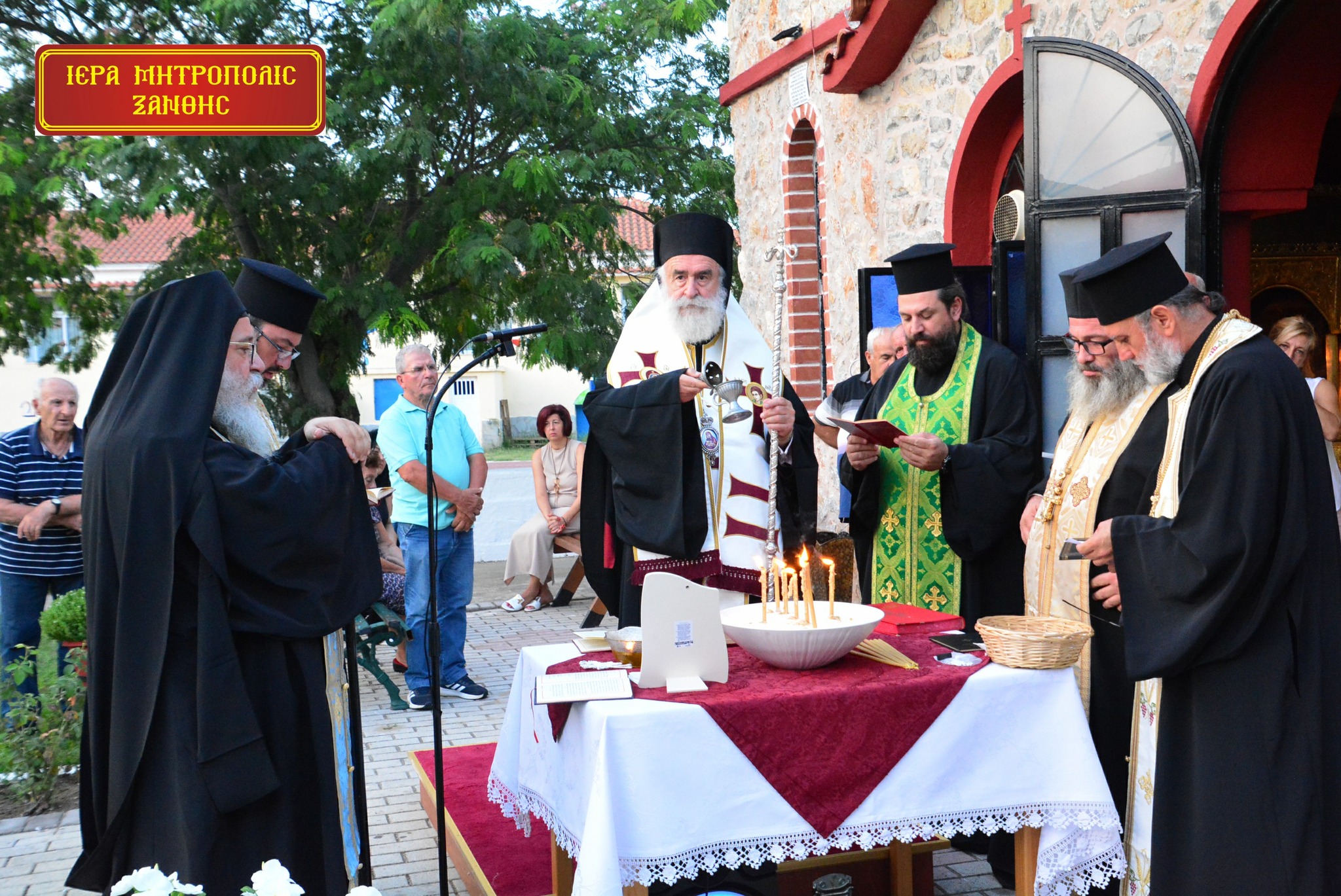 i-telesi-tou-mistiriou-tou Η Τέλεση του Μυστηρίου του Ιερού Ευχελαίου στον αύλειο χώρο του Ιερού Ναού της Αγίας Τριάδος Ξάνθης