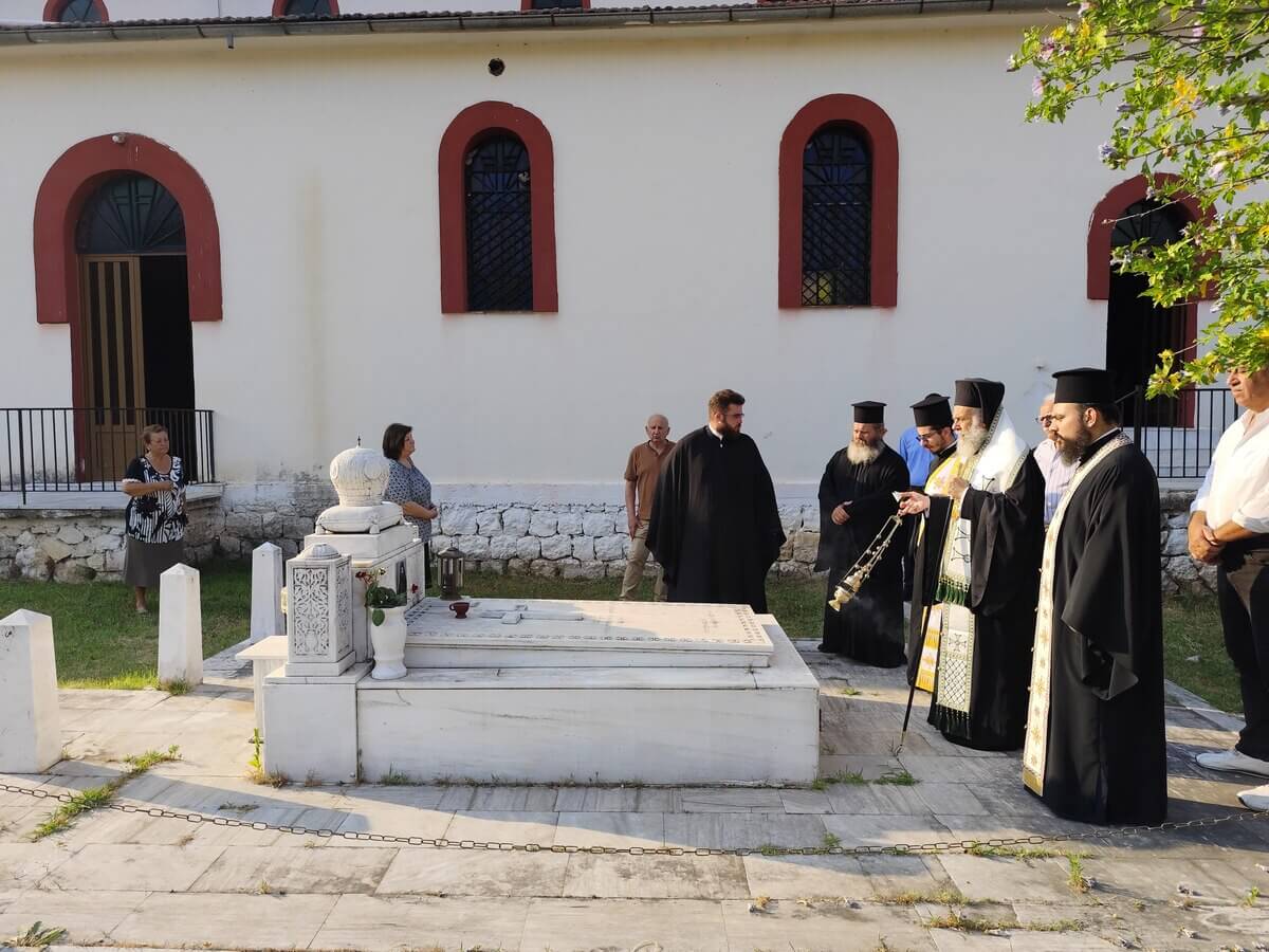 iera-trisagia-stous-tafous-ton Ιερά Τρισάγια στους τάφους των Μακαριστών Αρχιερέων Χίου Παύλο και Νεοχωρίου Παύλο