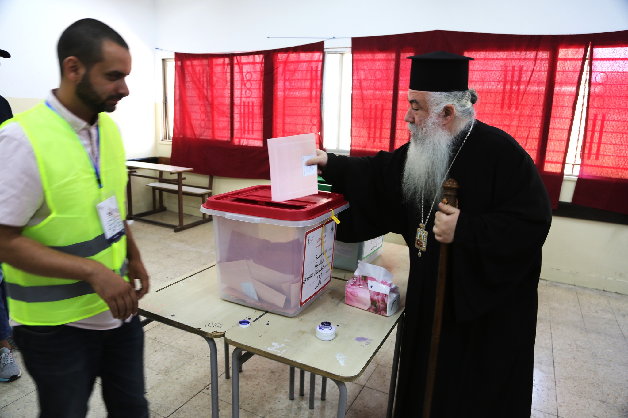 iordania-o-Αrchiepiskopos-kiriakoupoleos-askise Ιορδανία: Ο Αρχιεπίσκοπος Κυριακουπόλεως άσκησε το εκλογικό δικαίωμα του στις βουλευτικές εκλογές