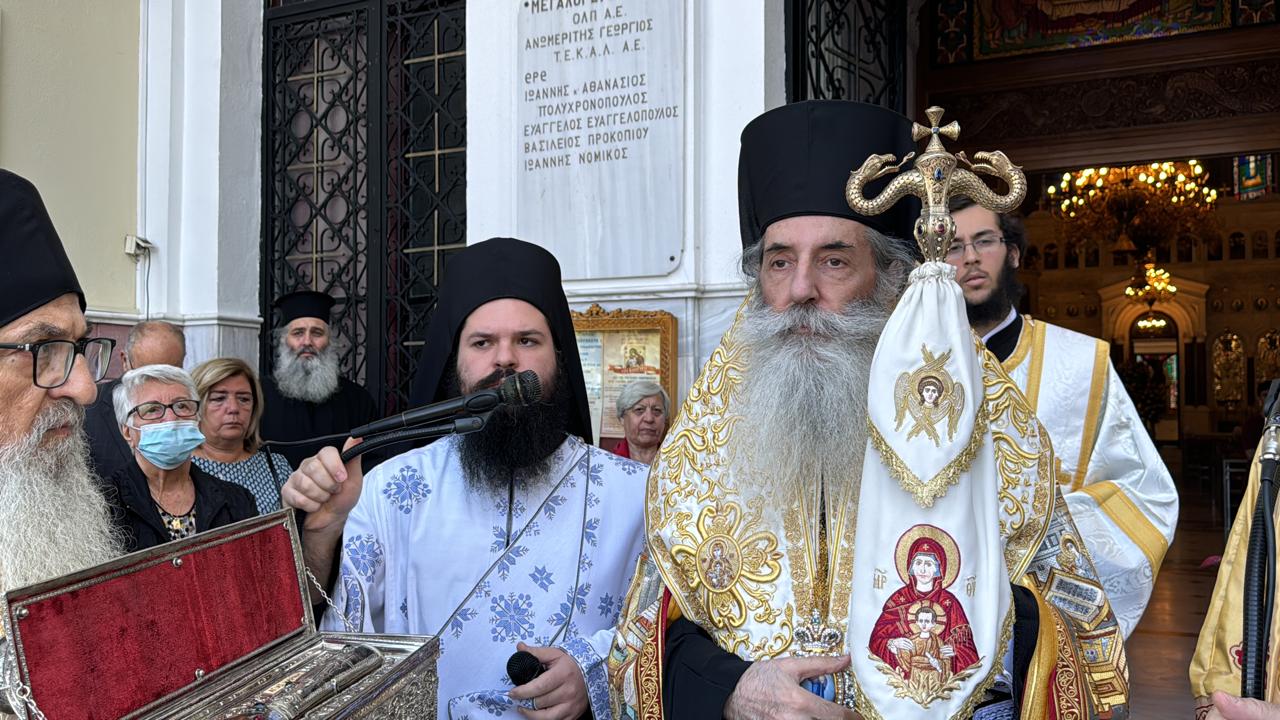 ipodochi-tis-timias-chiros-tis Υποδοχή της Τιμίας Χειρός της Αγίας Μαρίνης από τον Άγιον Όρος, στον Ιερό Ναό Αγίου Νικολάου συμπολιούχου Πειραιώς.