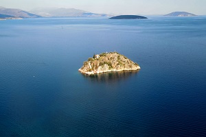 koronisi-to-grafiko-nisaki-apenanti Κορωνήσι: Το γραφικό νησάκι απέναντι από το Τολό που γοητεύει τους τουρίστες (βίντεο)