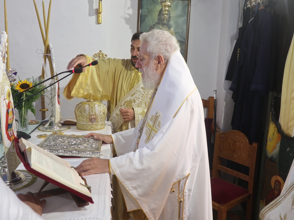 lampri-thia-litourgia-ston-nao Λαμπρή Θεία Λειτουργία στον Ναό του Αγίου Γεωργίου παρουσία του Μητροπολίτη Σύρου