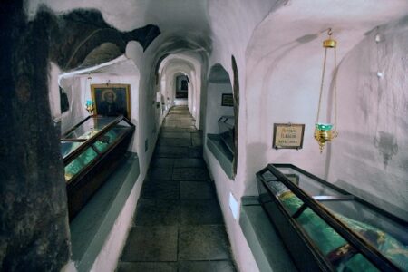 LAVRA-KIEVOU-SKINOMATA-AGION-534532453455-450x300-1