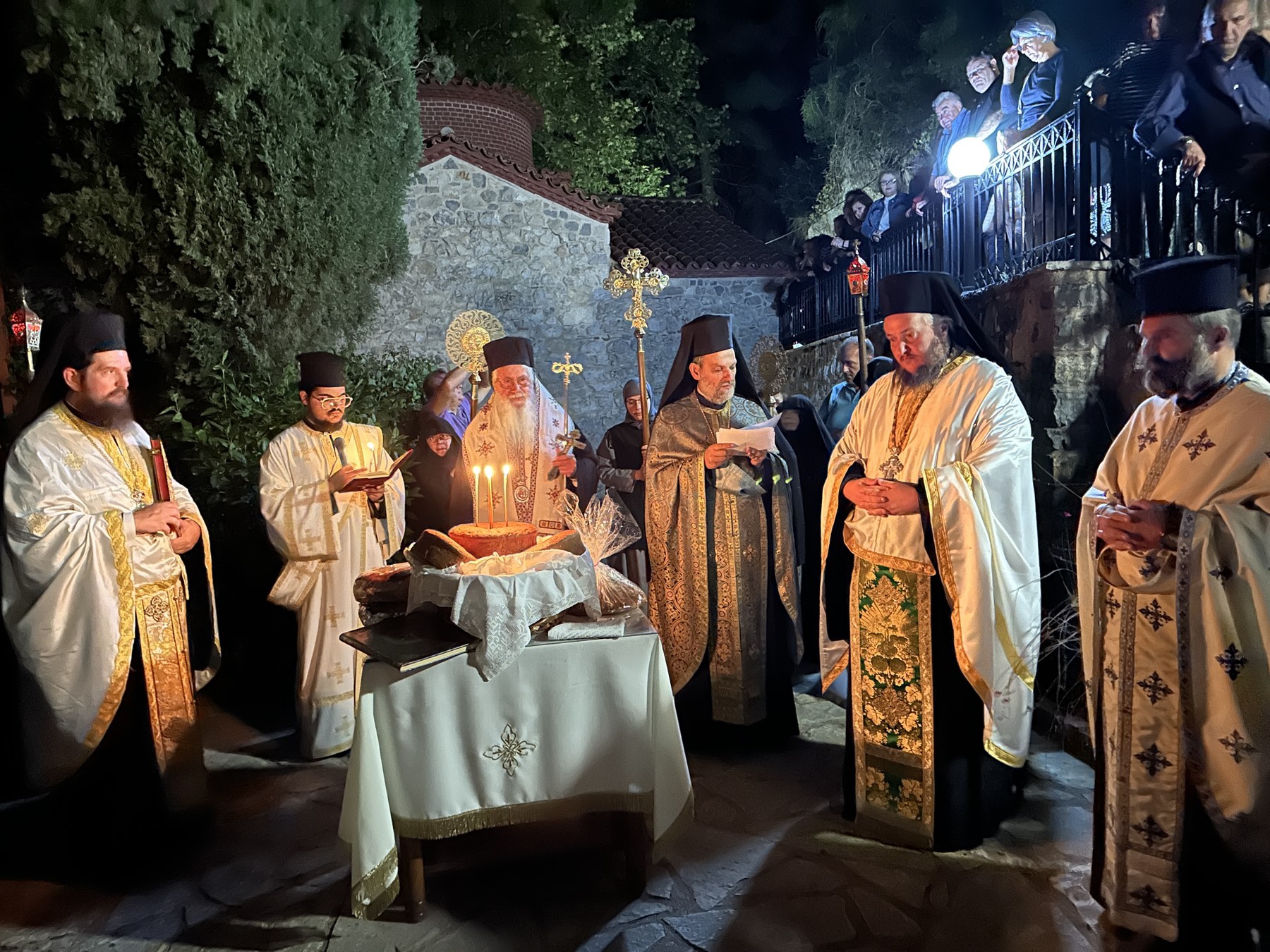 me-katanixi-i-eorti-tis Με κατάνυξη η εορτή της μεταστάσεως του Αγίου Ιωάννη του Θεολόγου στη Μητρόπολη Θηβών
