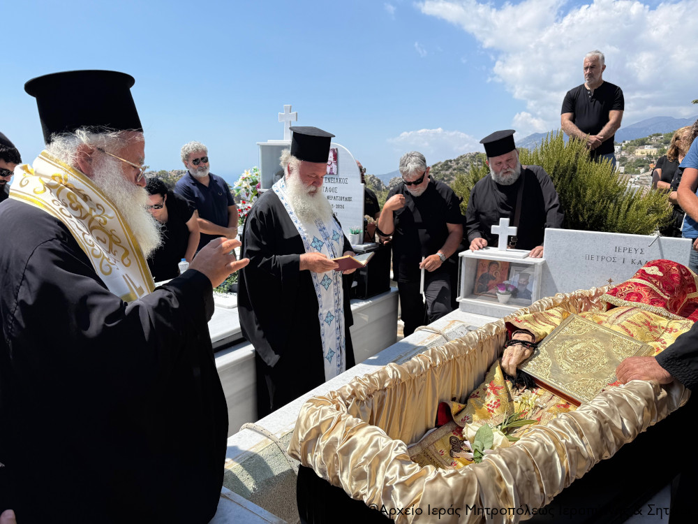 me-sigkinisi-i-exodios-Αkolouthia Με συγκίνηση η Εξόδιος Ακολουθία του μακαριστού Ιερέως Πέτρου Καλύβα στην Ιεράπετρα