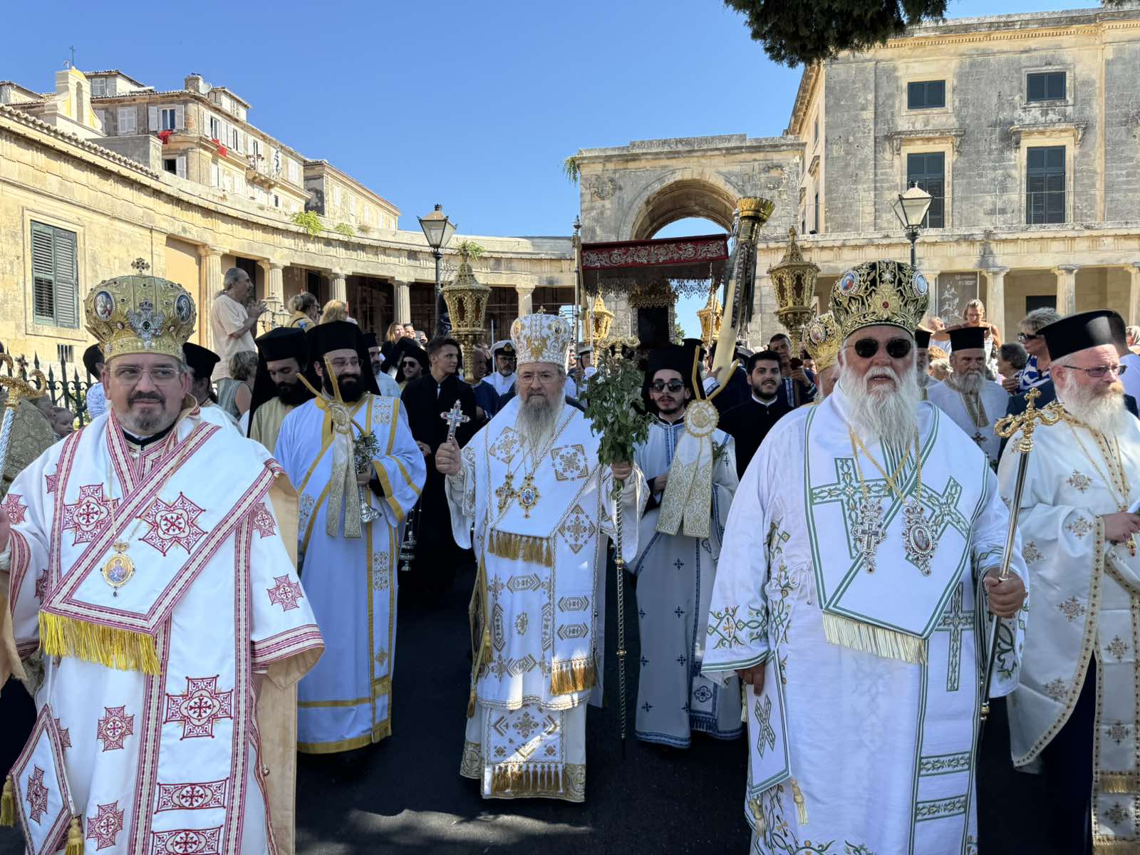 Μεγαλοπρεπή λιτανεία του σκηνώματος του Αγίου Σπυρίδωνος στην Κέρκυρα