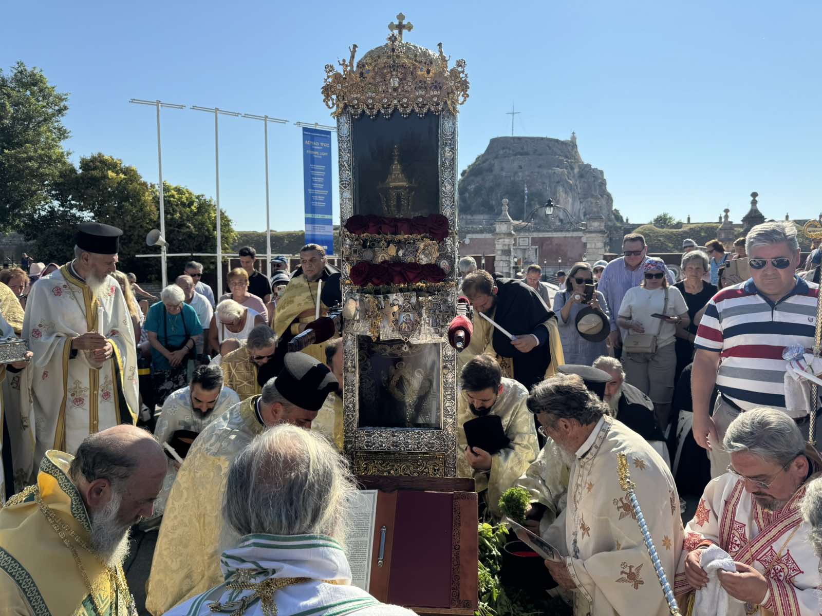 megaloprepis-i-litania-tou-Αgiou Μεγαλοπρεπής η Λιτανεία του Αγίου Σπυρίδωνος στην Κέρκυρα
