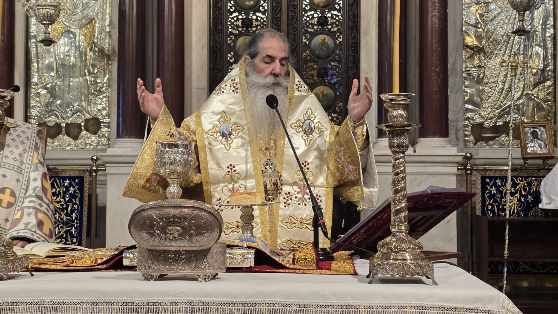 mitropolitis-pireos-den-bori-i Μητροπολίτης Πειραιώς: Δεν μπορεί η ψυχή του ανθρώπου να γεμίσει από πνευματική ευδαιμονία με τα υλικά πράγματα.