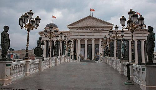 &Pi;&alpha;&rho;ά&gamma;&omicron;&nu;&tau;&alpha;&iota; &sigma;&upsilon;&nu;&epsilon;&chi;ώ&sigmaf; &tau;&rho;&alpha;&gamma;&iota;&kappa;ά &lambda;ά&theta;&eta; &alpha;&pi;ό &tau;&iota;&sigmaf; &ldquo;&Pi;&rho;έ&sigma;&pi;&epsilon;&sigmaf;&rdquo;