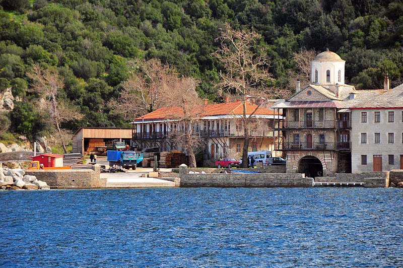 Νεκρός 57χρονος ναυτικός – Έπεσε πάνω του φορτηγό μέσα σε πλοίο για Άγιον Όρος