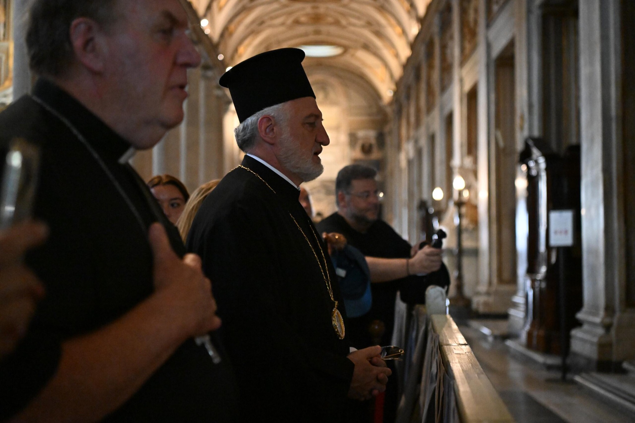 o-Αrchiepiskopos-Αmerikis-prosefchithike-ston Ο Αρχιεπίσκοπος Αμερικής προσευχήθηκε στον τάφο του Πάπα Φραγκίσκου