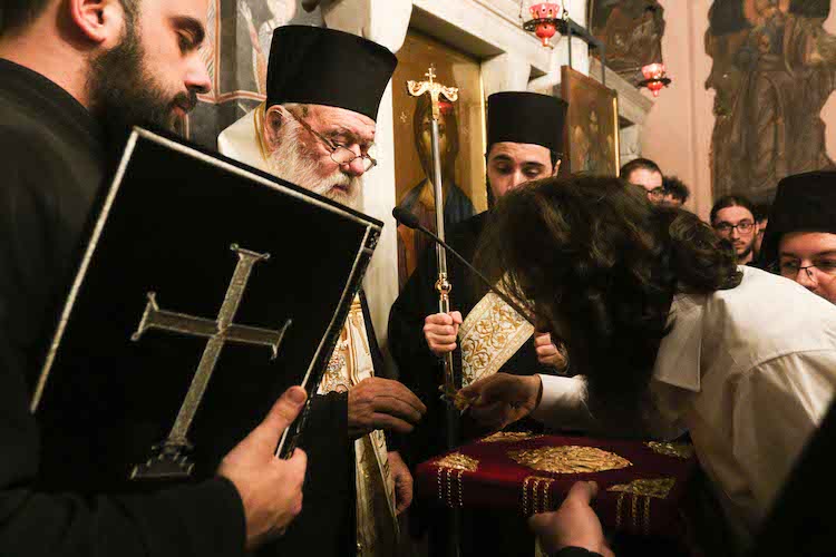 o-Αrchiepiskopos-ieronimos-stin-koura Ο Αρχιεπίσκοπος Ιερώνυμος στην κουρά του μοναχού Παϊσίου