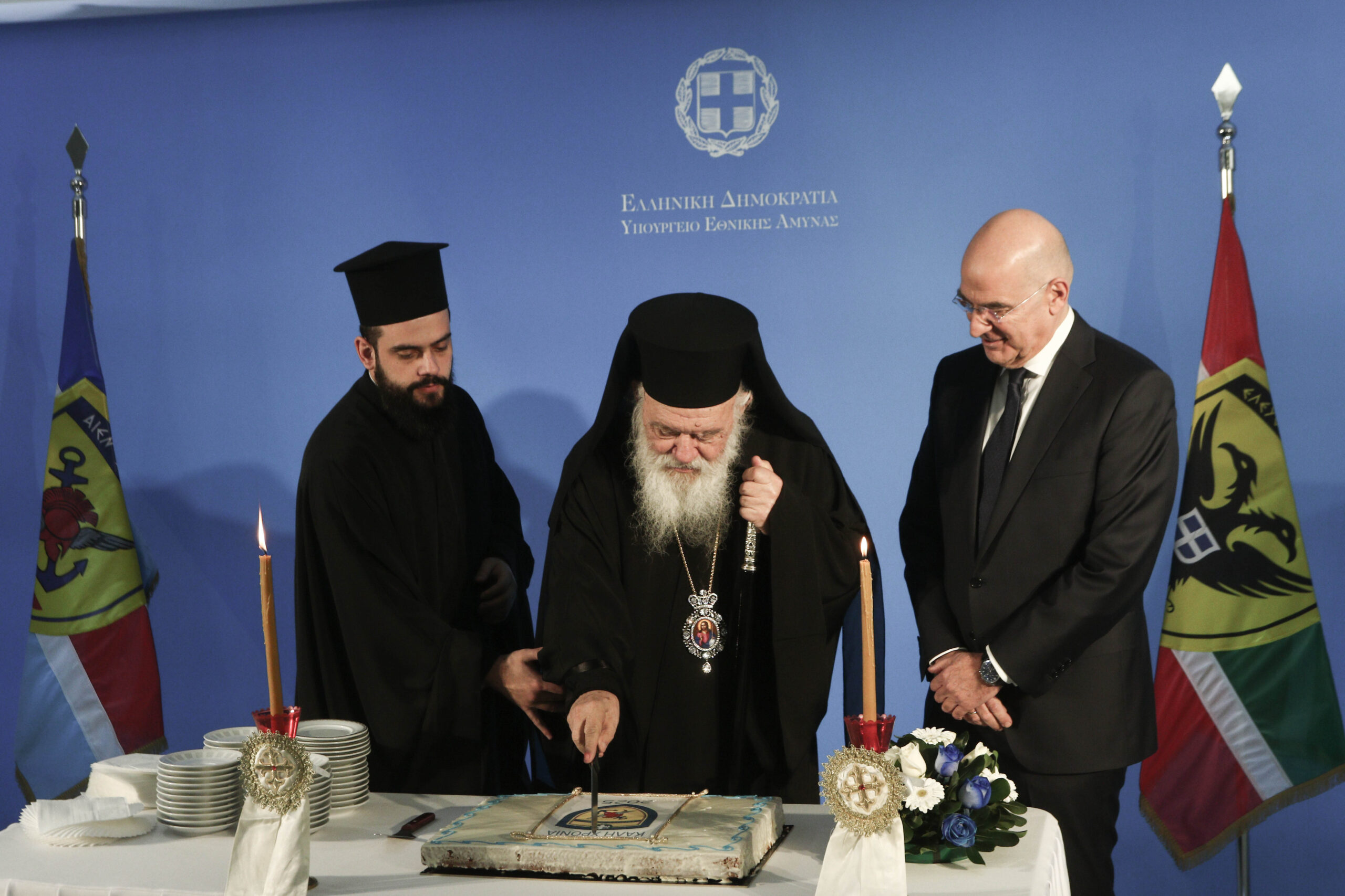 o-Αrchiepiskopos-sto-ipourgio-ethnikis Ο Αρχιεπίσκοπος στο Υπουργείο Εθνικής Άμυνας