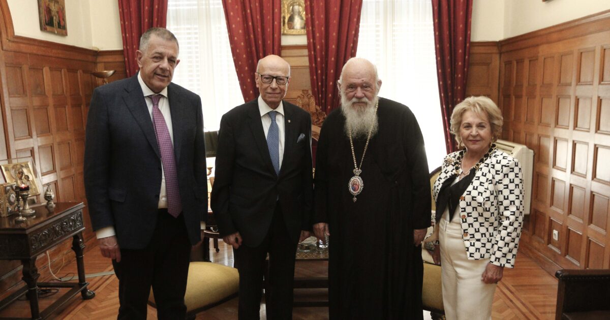 o-Αrchiepiskopos-timise-to-zevgos Ο Αρχιεπίσκοπος τίμησε το ζεύγος Βαμβακά για την σημαντική προσφορά του