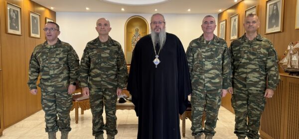 o-Αrchigos-ges-stin-iera Ο Αρχηγός ΓΕΣ στην Ιερά Μητρόπολη Λαρίσης και Τυρνάβου.
