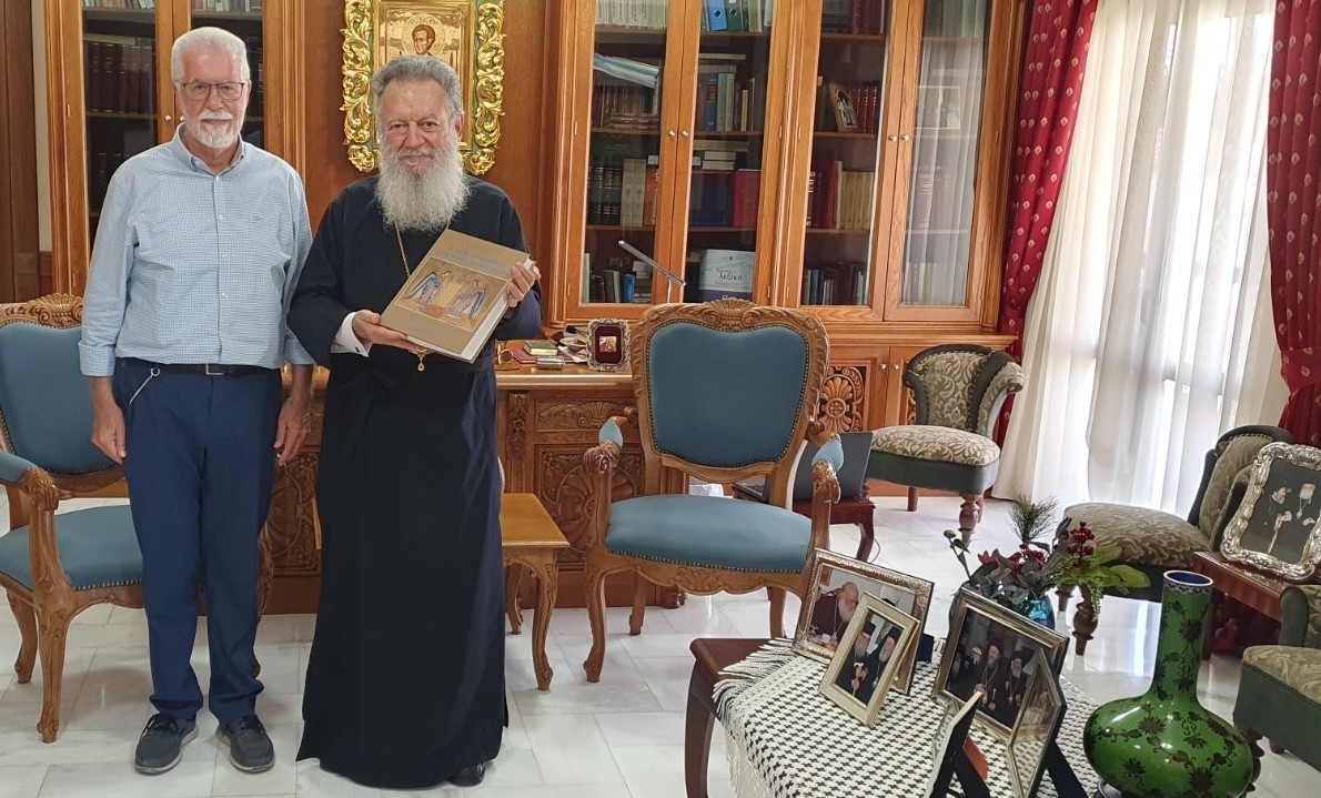 o-christoforos-sofroniou-epedose-to Ο Χριστόφορος Σωφρονίου επέδωσε το νέου του βιβλίο στο Μητροπολίτη Χαλκίδος