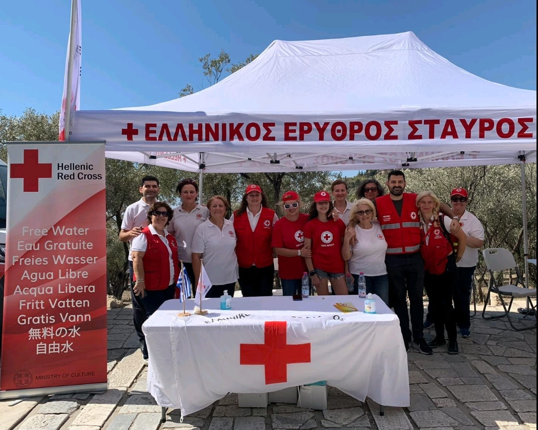 Ο Ελληνικός Ερυθρός Σταυρός διένειμε 5.000 μπουκάλια εμφιαλωμένο νερό στους επισκέπτες της Ακρόπολης
