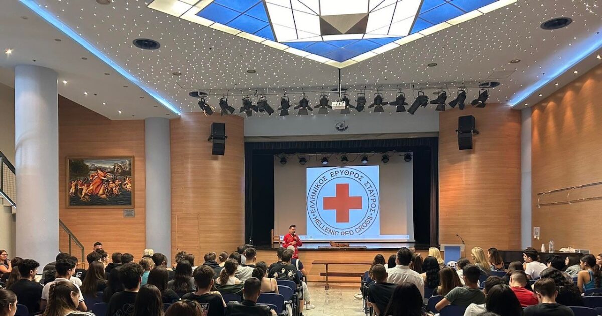 Ο Ελληνικός Ερυθρός Σταυρός πραγματοποίησε επίδειξη Πρώτων Βοηθειών για σκύλους σε μαθητές του Παλαιού Φαλήρου
