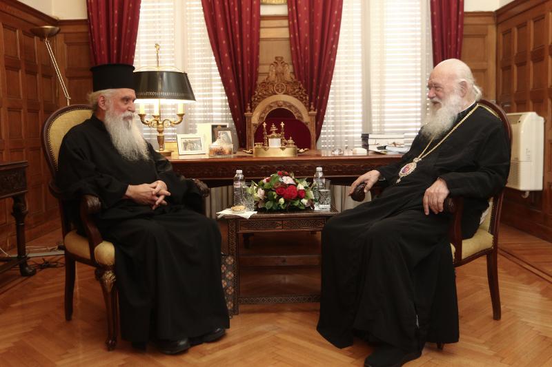 O εψηφισμένος Αρχιεπίσκοπος Σινά Συμεών στον Αρχιεπίσκοπο Αθηνών Ιερώνυμο