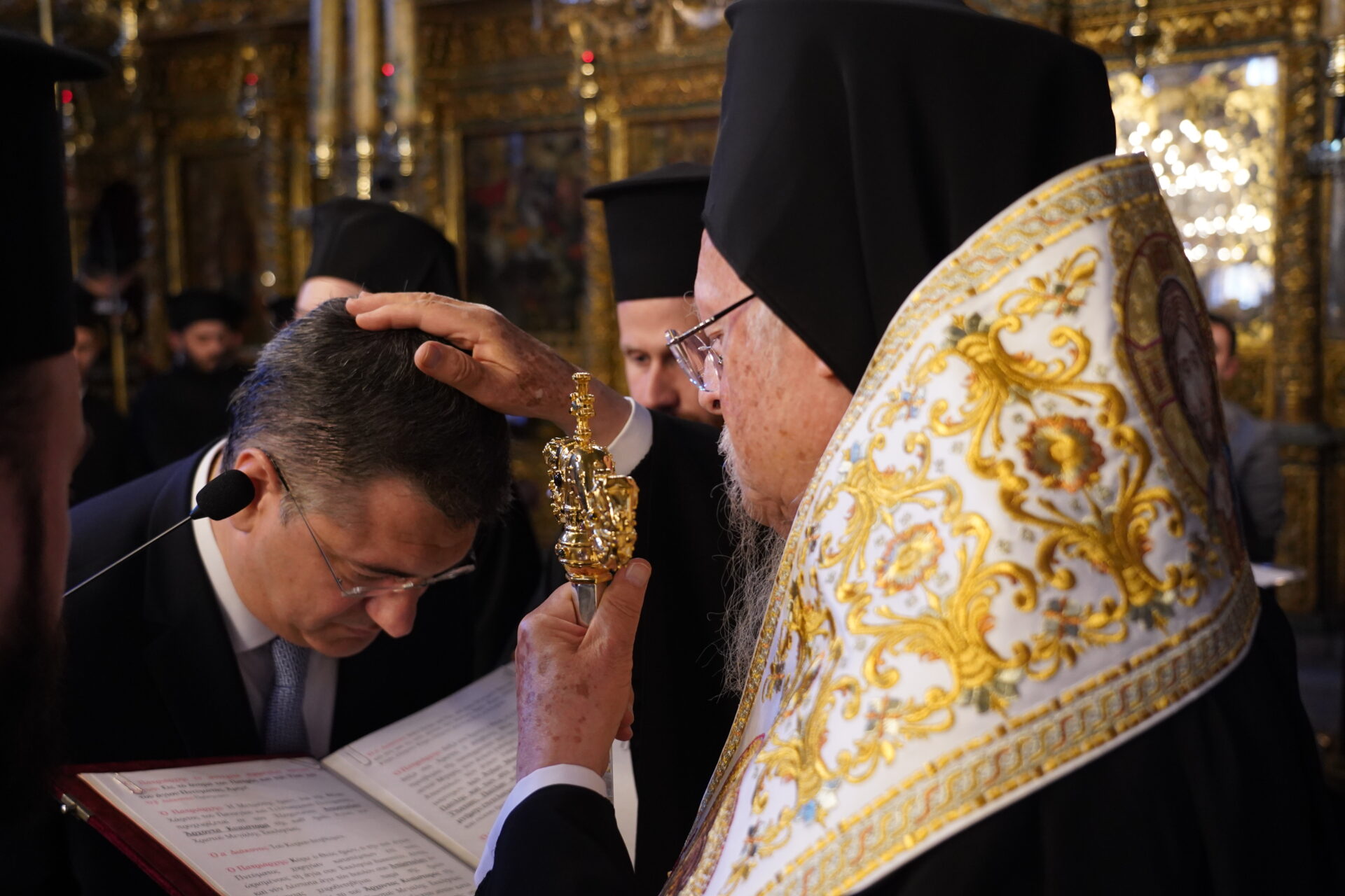 o-ikoumenikos-patriarchis-chirothetise-sto Ο Οικουμενικός Πατριάρχης χειροθέτησε στο Οφφίκιο του Άρχοντος Κυαίστορος στον Επίτροπο Απόστολο Τζιτζικώστα