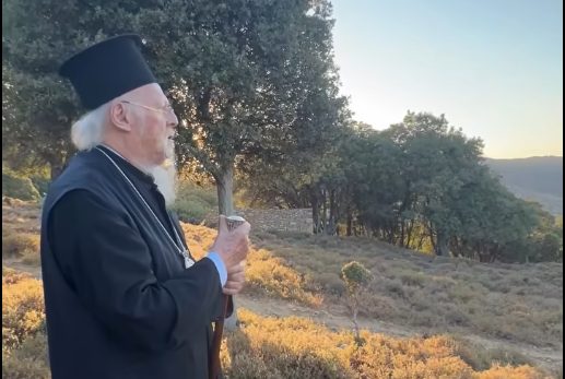 Ο Οικουμενικός Πατριάρχης ψέλνει το «Φως ιλαρόν» μέσα στη φύση της Ίμβρου (ΒΙΝΤΕΟ)