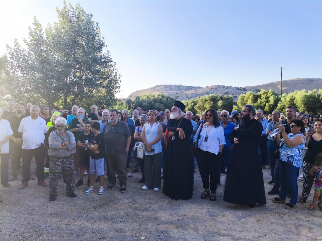 o-mitropolitis-Αrkalochoriou-stin-iriniki Ο Μητροπολίτης Αρκαλοχωρίου στην ειρηνική συγκέντρωση διαμαρτυρίας στο πρώην στρατόπεδο Ζωγραφάκη