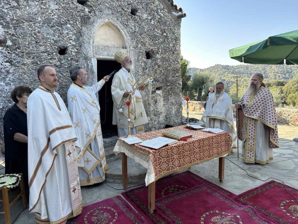 o-mitropolitis-Αrkalochoriou-ston-panigirizonta Ο Μητροπολίτης Αρκαλοχωρίου στον πανηγυρίζοντα Ιερό Ναό Αγίας Άννης στον Πεύκο Βιάννου