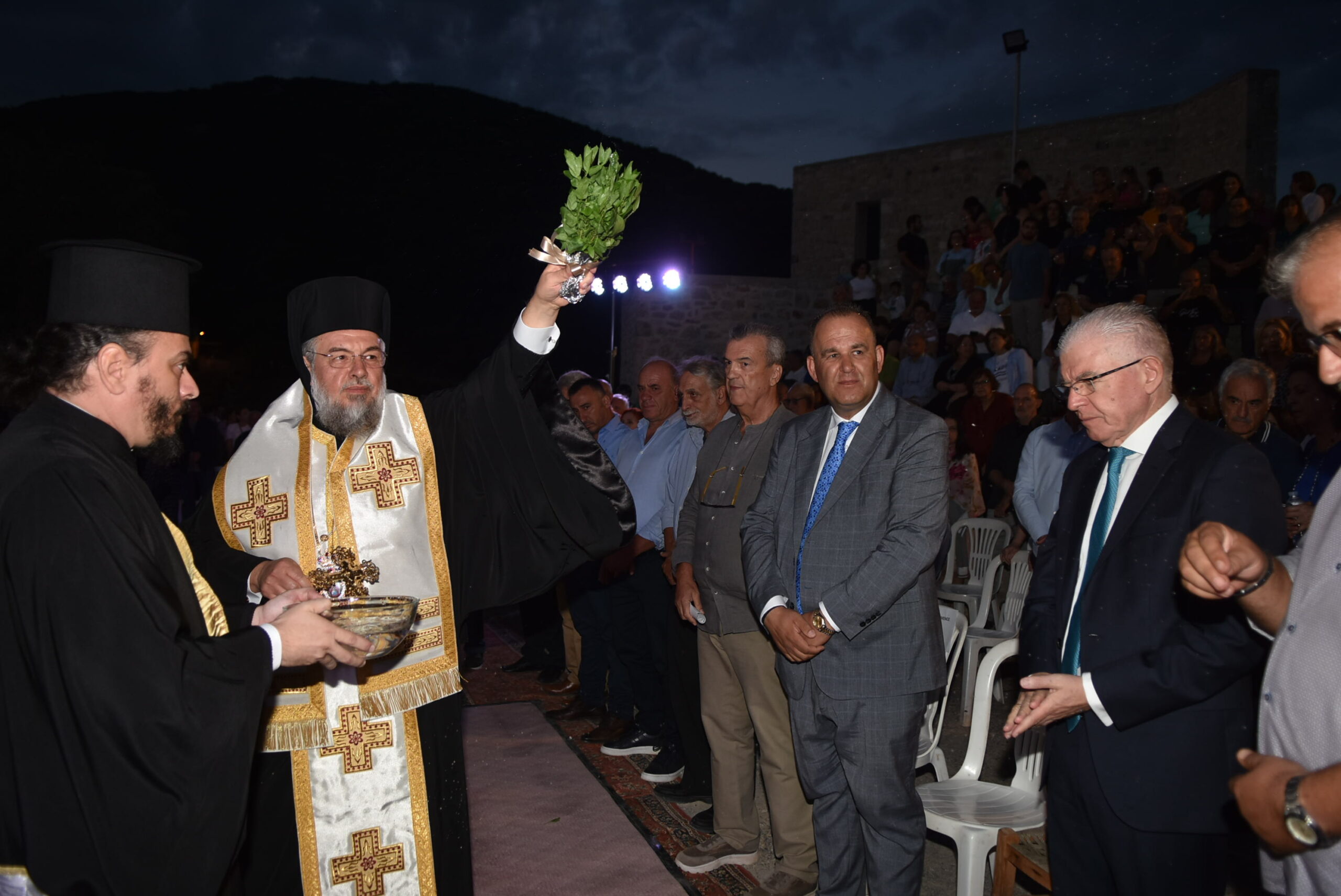 o-mitropolitis-gortinos-sta-egkenia Ο Μητροπολίτης Γόρτυνος στα Εγκαίνια του νέου Ανοικτού Θεάτρου Τροπαίων