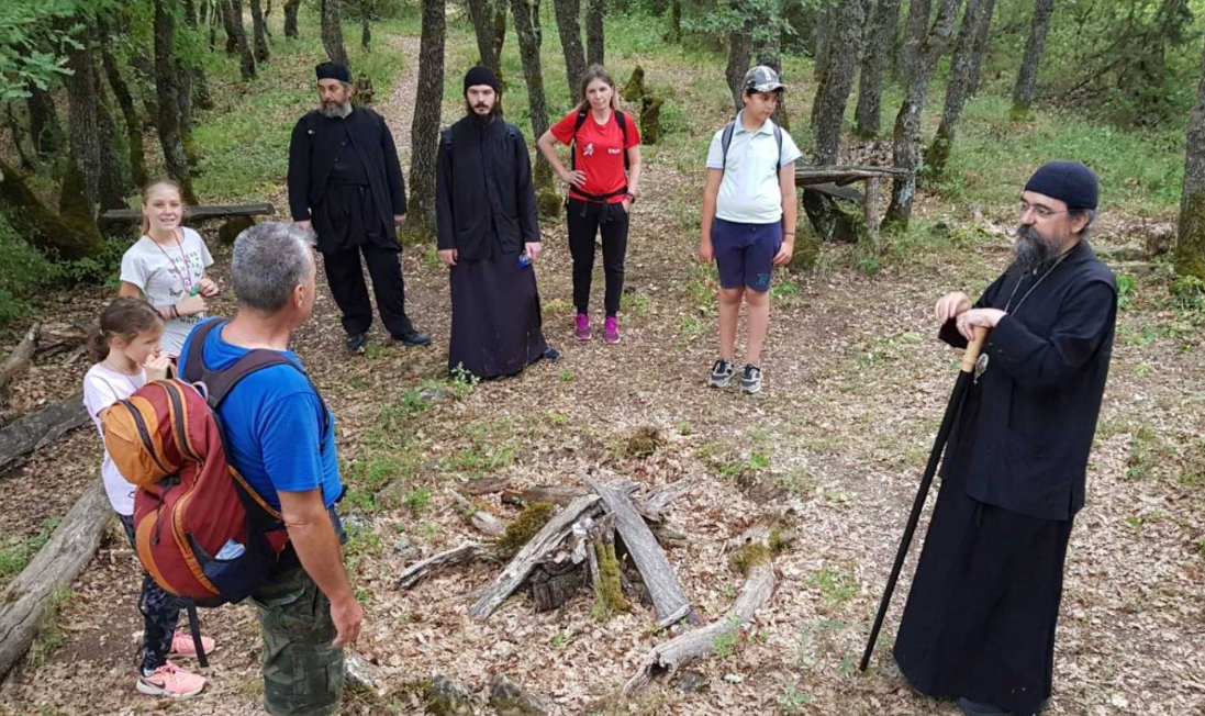 o-mitropolitis-kastorias-stin-i.m Ο Μητροπολίτης Καστορίας στην Ι.Μ. Τσούκας από το παλιό φυσικό μονοπάτι