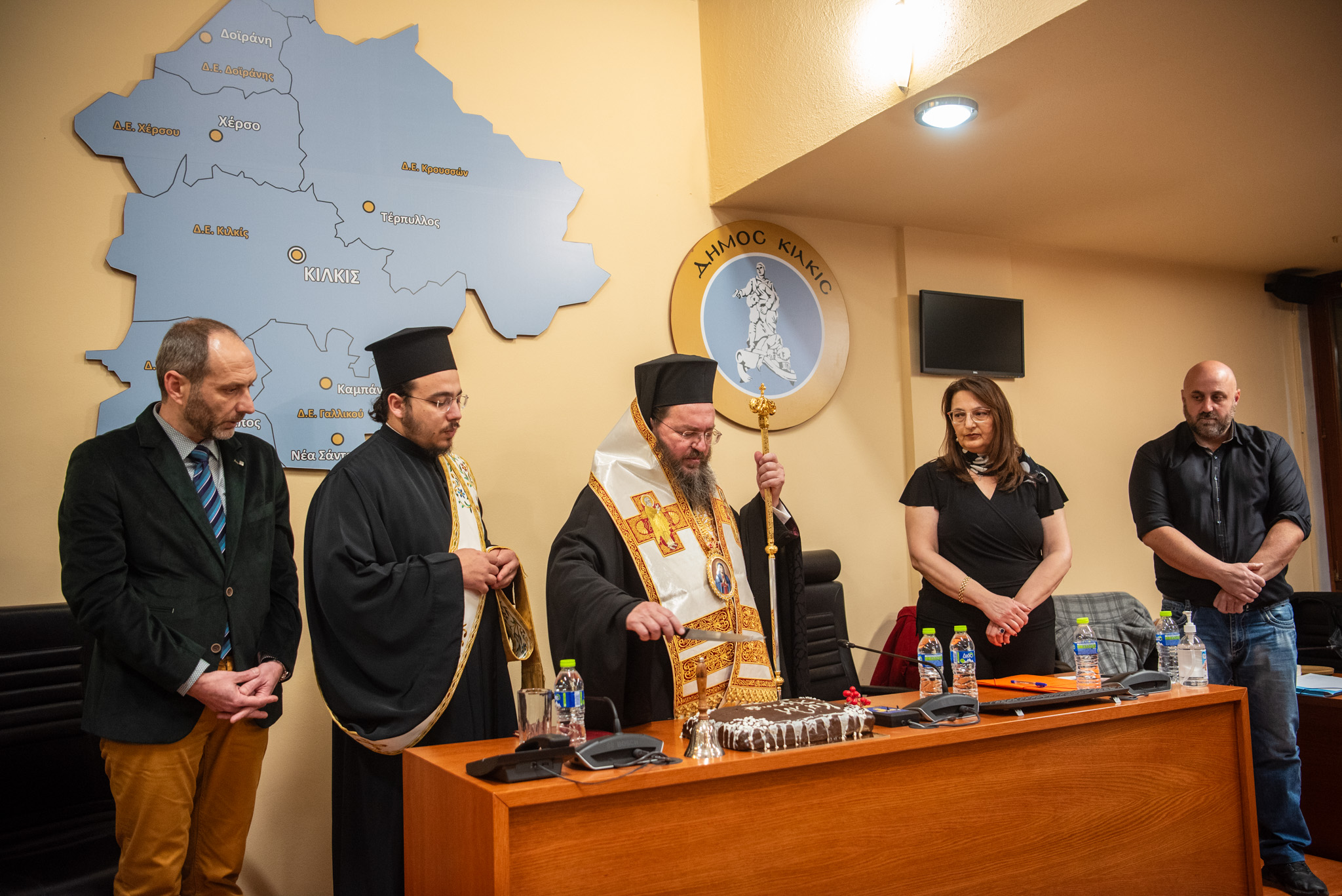 o-mitropolitis-kilkisiou-evlogise-ti Ο Μητροπολίτης Κιλκισίου ευλόγησε τη βασιλόπιτα του Δημοτικού Συμβουλίου Κιλκίς