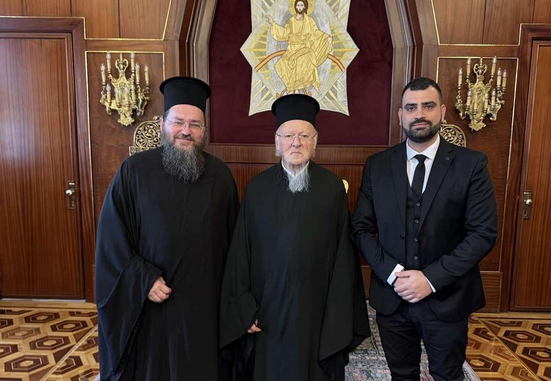 o-mitropolitis-kilkisiou-prosefere-ston Ο Μητροπολίτης Κιλκισίου προσέφερε στον Οικ. Πατριάρχη τον Επετειακό Τόμο για τα 100 χρόνια της Μητρόπολης