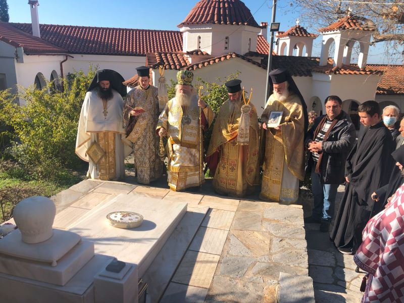 o-mitropolitis-kithiron-proskinitis-ston Ο Μητροπολίτης Κυθήρων προσκυνητής στον τάφο του Μητροπολίτη Χαλκίδος Νικολάου