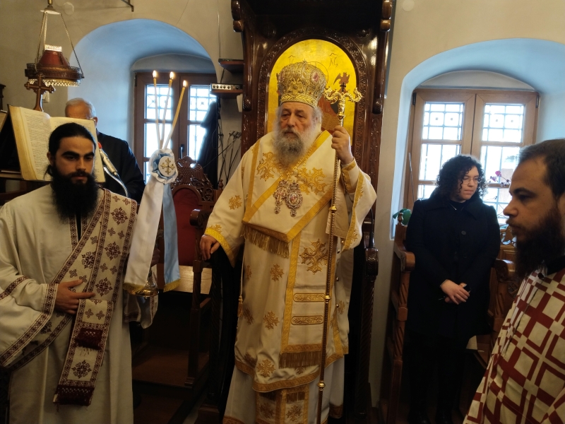 o-mitropolitis-paronaxias-ston-enoriako Ο Μητροπολίτης Παροναξίας στον Ενοριακό Ναό Κοιμήσεως της Θεοτόκου Βίβλου για την Ε’ Κυριακή των Νηστειών